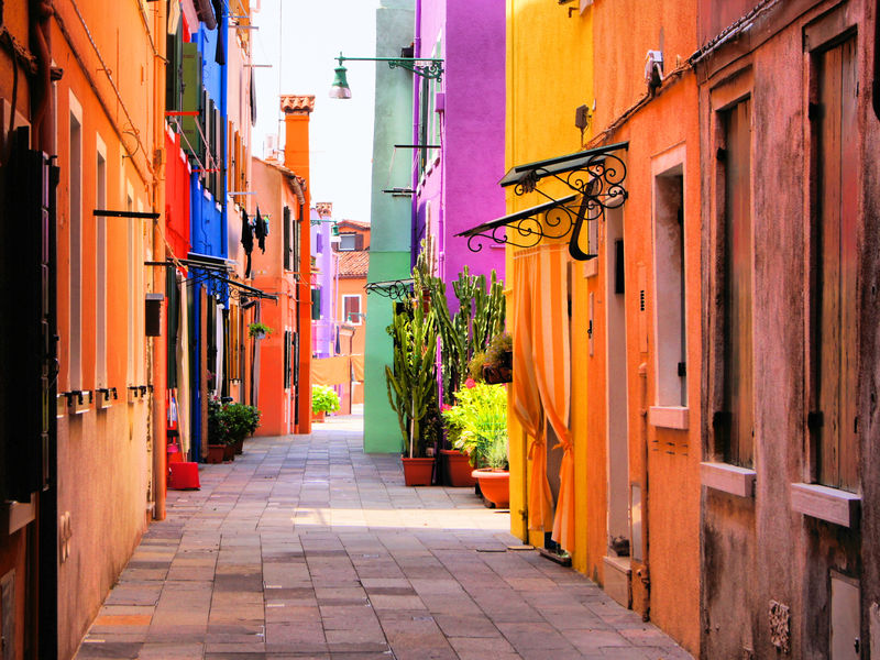 丰富多彩的街道在布拉诺靠近威尼斯意大利