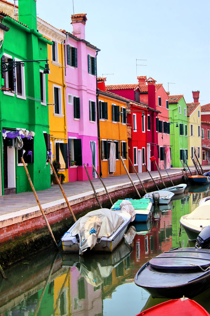 意大利威尼斯附近的布拉诺运河边的彩色房屋