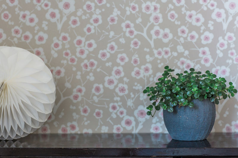 人造漂亮的复古花束-白色花瓶-放在木桌上-选择性聚焦