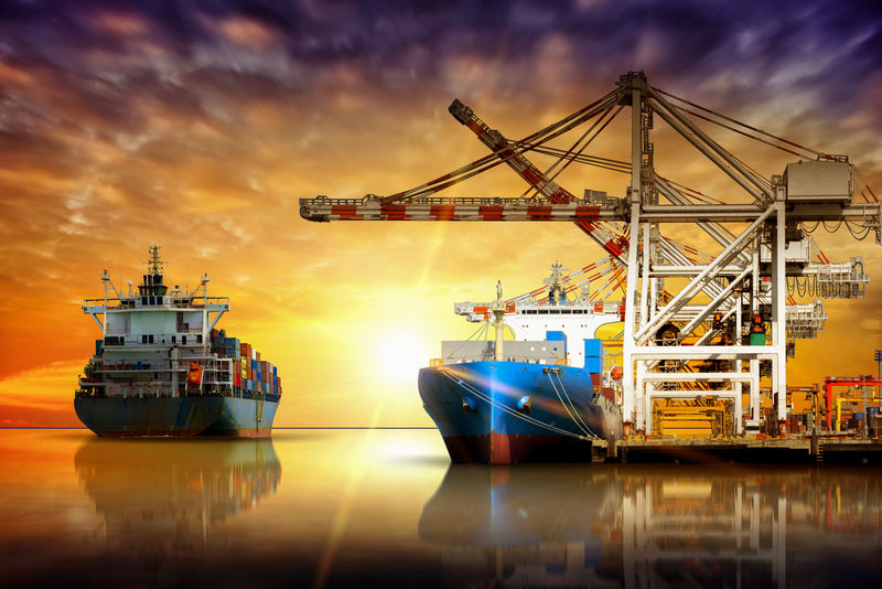 货柜船在国际货场港口装载集装箱进出口货物的概念货运船