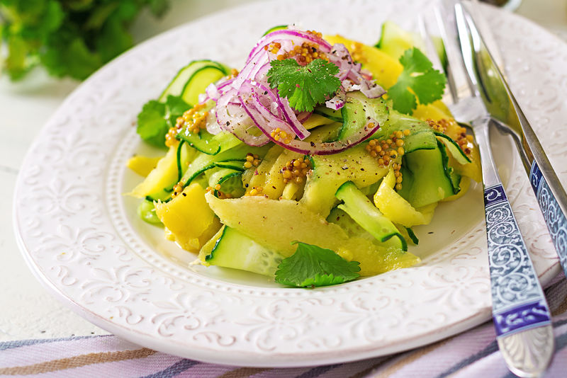 健康的素食沙拉芒果黄瓜香菜和糖醋洋葱-泰国菜-健康膳食