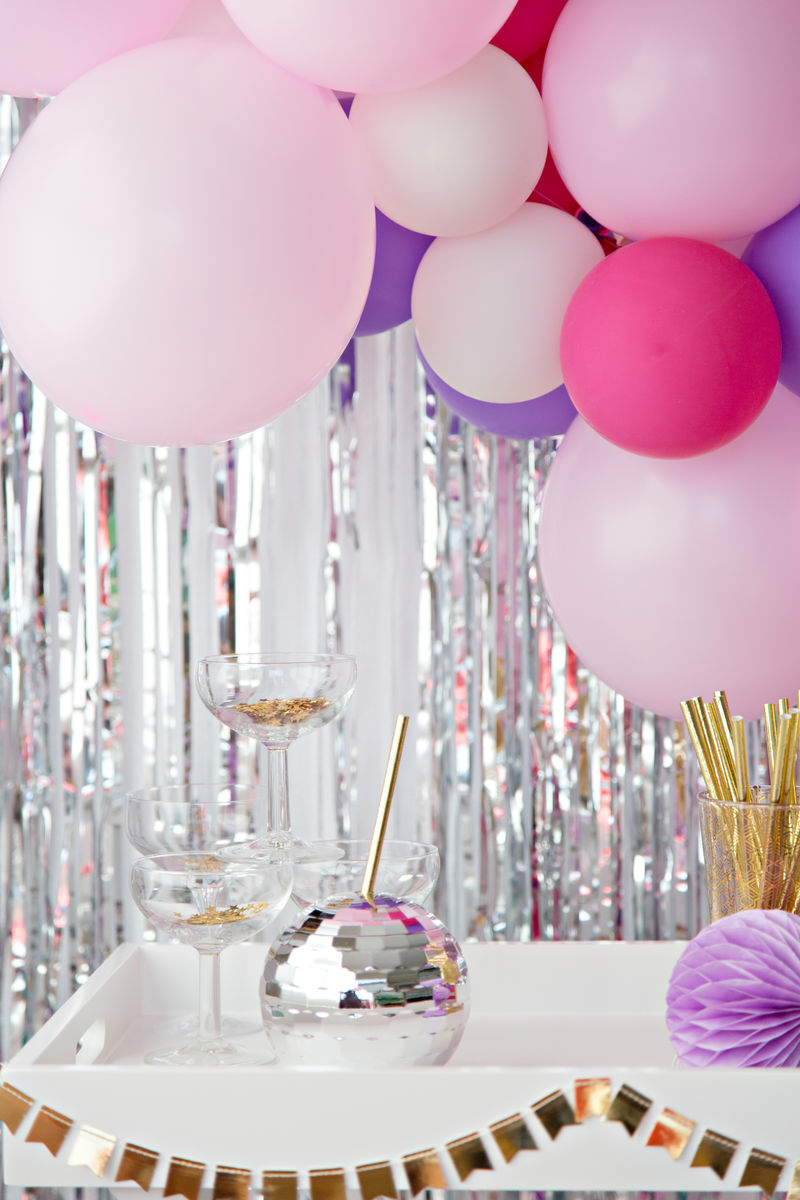 镜框上有花瓶和粉红色的鸟笼-站在白色的气球中间