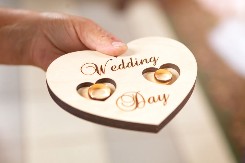 新婚夫妇的结婚戒指放在教堂一个木制的心形支架上