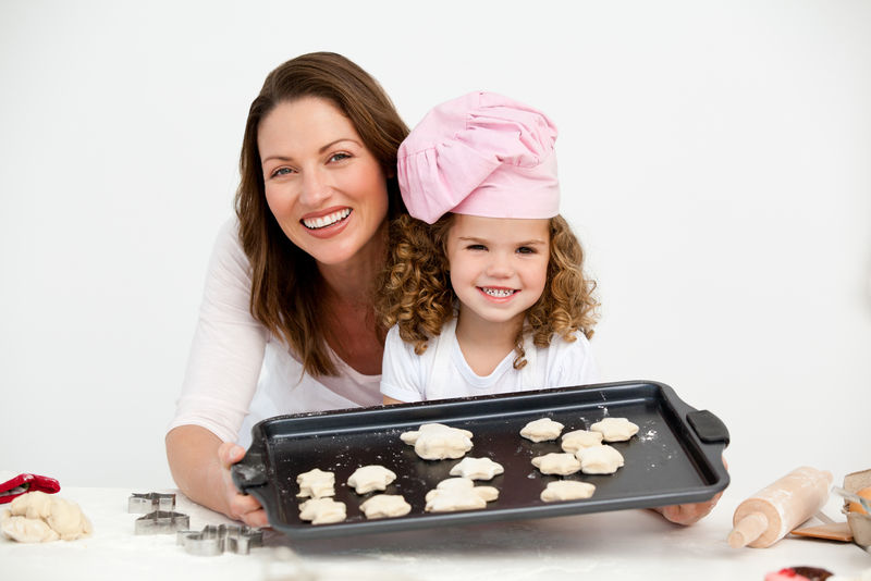 快乐的母女展示一盘饼干