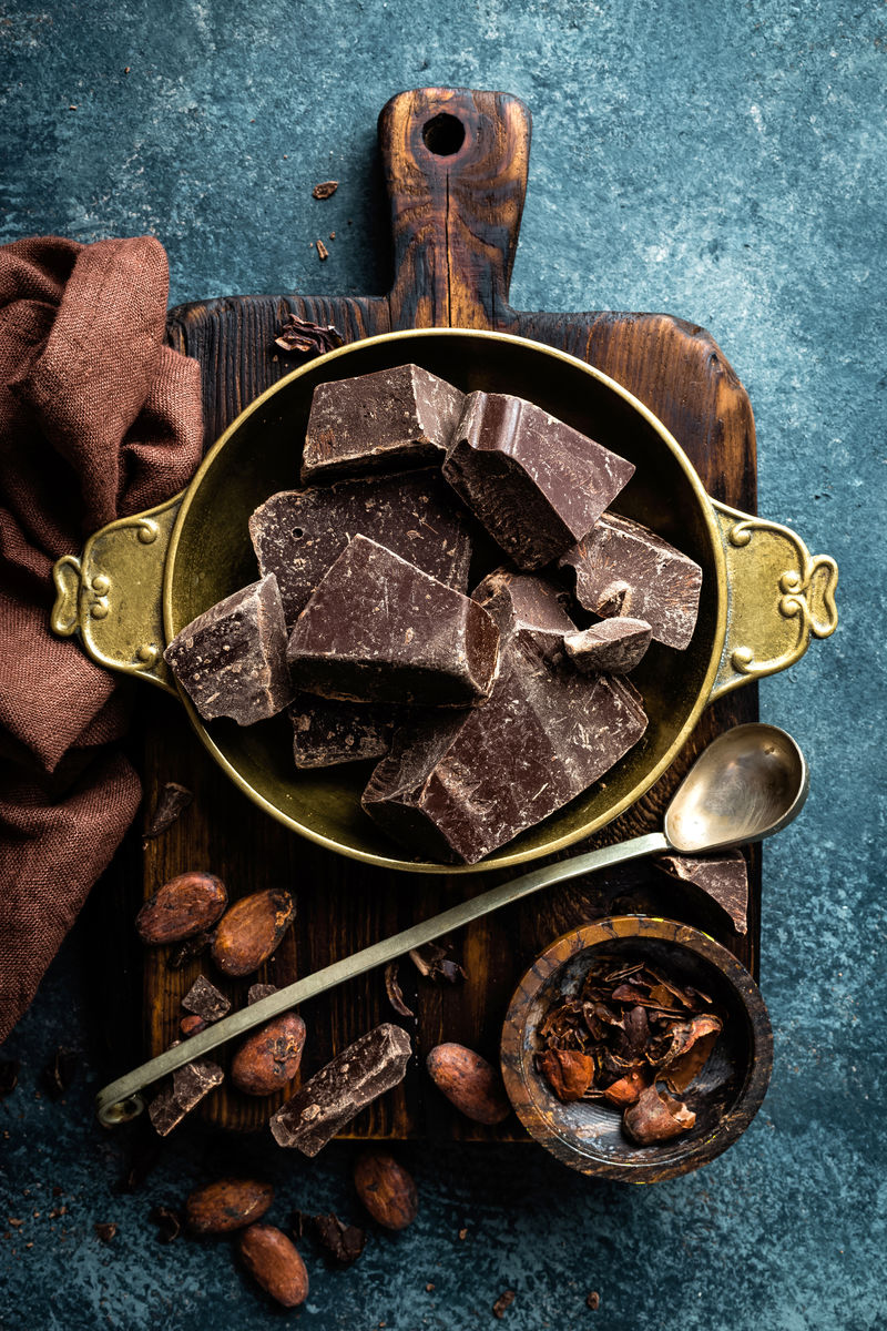 黑巧克力碎和可可豆巧克力背景