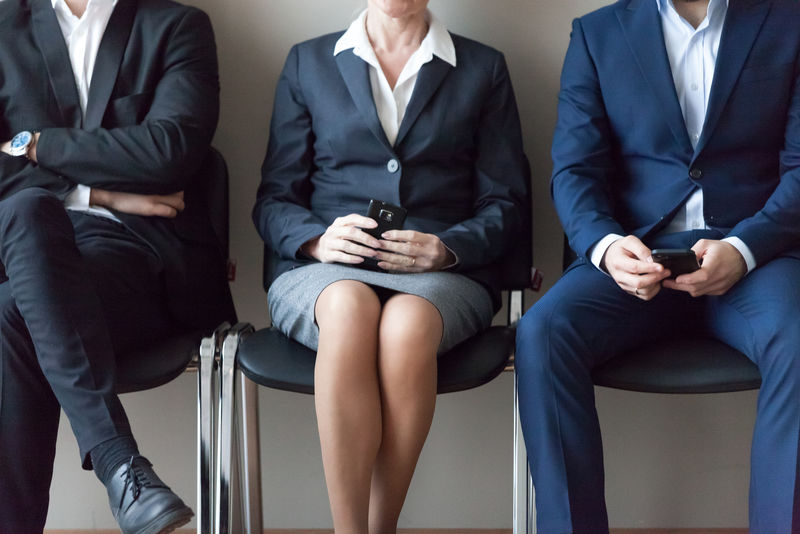 把坐在椅子上排队等候面试的商务人士关起来-公司一个职位的候选人-人力资源工作场所不平等基于人性别概念的歧视