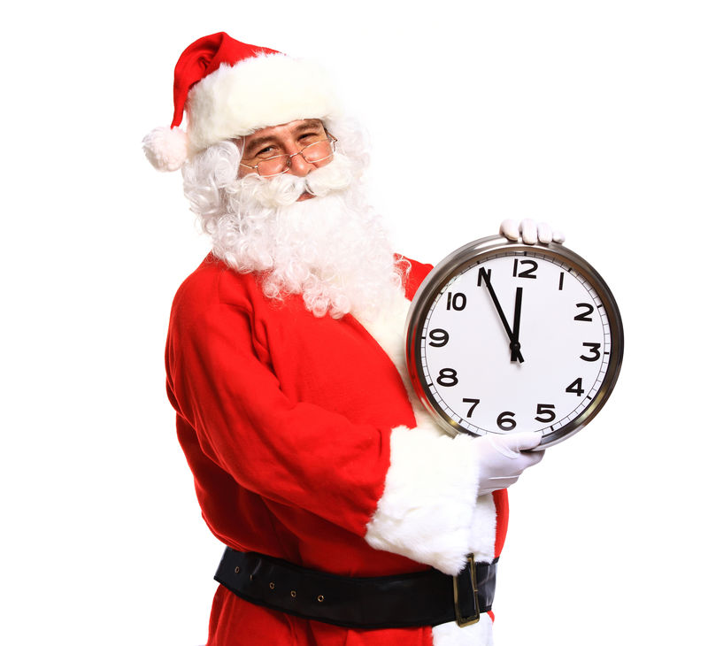 戴着眼镜的快乐圣诞老人指着显示五分钟的钟