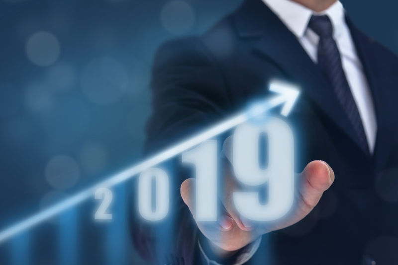 业务人员将手指向箭头图的顶部-增长率很高-2019年公司或行业投资后的成功率和增长图