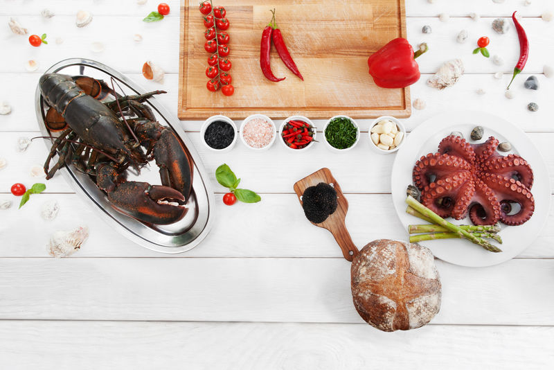 烹饪原料生食平铺产品俯视图准备做地中海餐白色木质背景意大利美食烹饪课程餐厅厨房概念