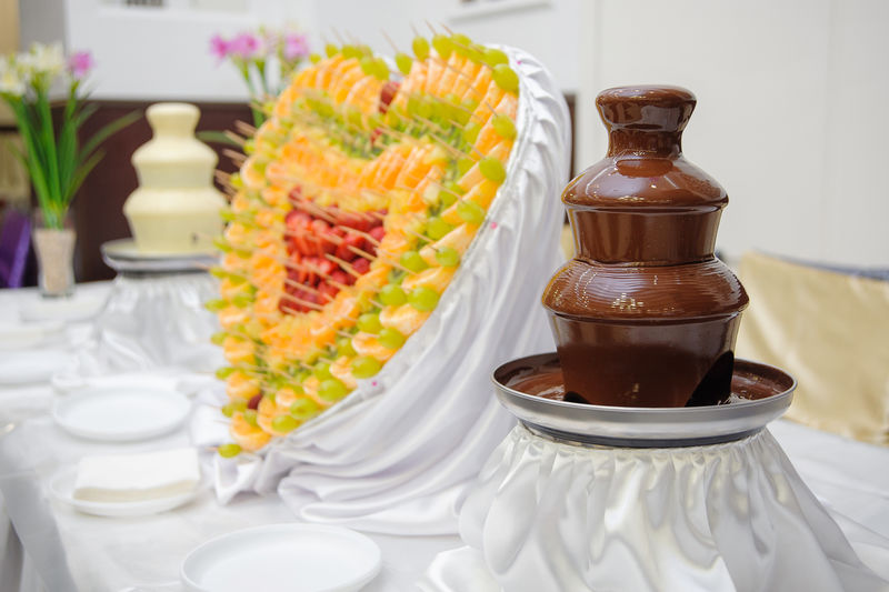 婚宴上的巧克力喷泉和水果心