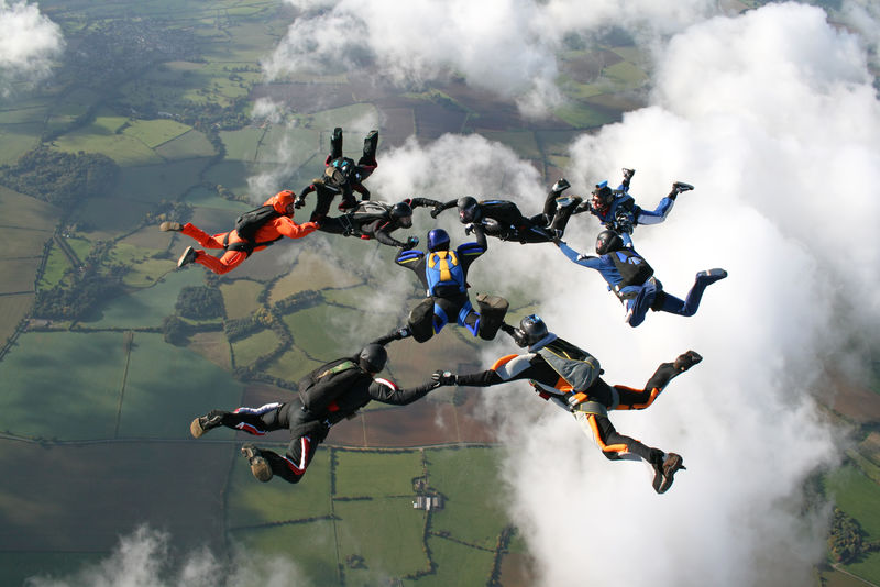 九skydivers进入freefall