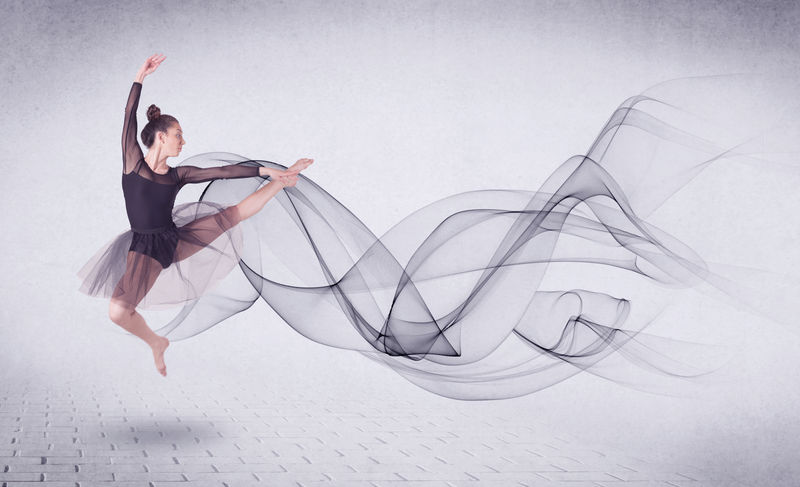 现代芭蕾舞演员抽象的旋转表演