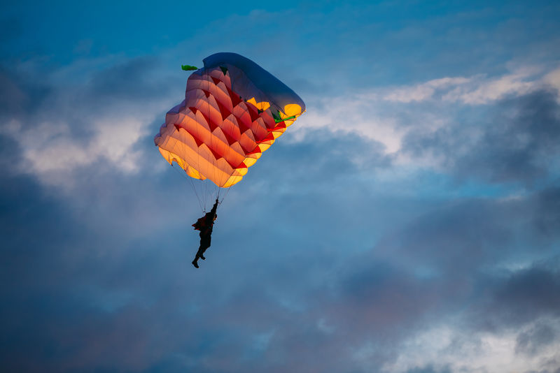 跳伞者在空中带着彩色降落伞-积极爱好