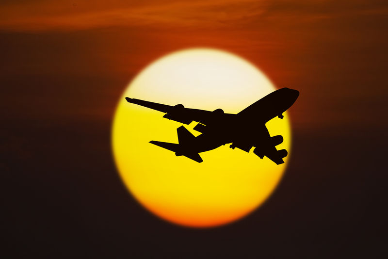 美丽的日落-飞机在黄昏飞行
