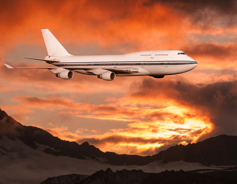 在日落或黎明时-在云中的客机-旅游卡-以海和山为背景的飞机-航空运输-飞到飞机的顶部-没有人