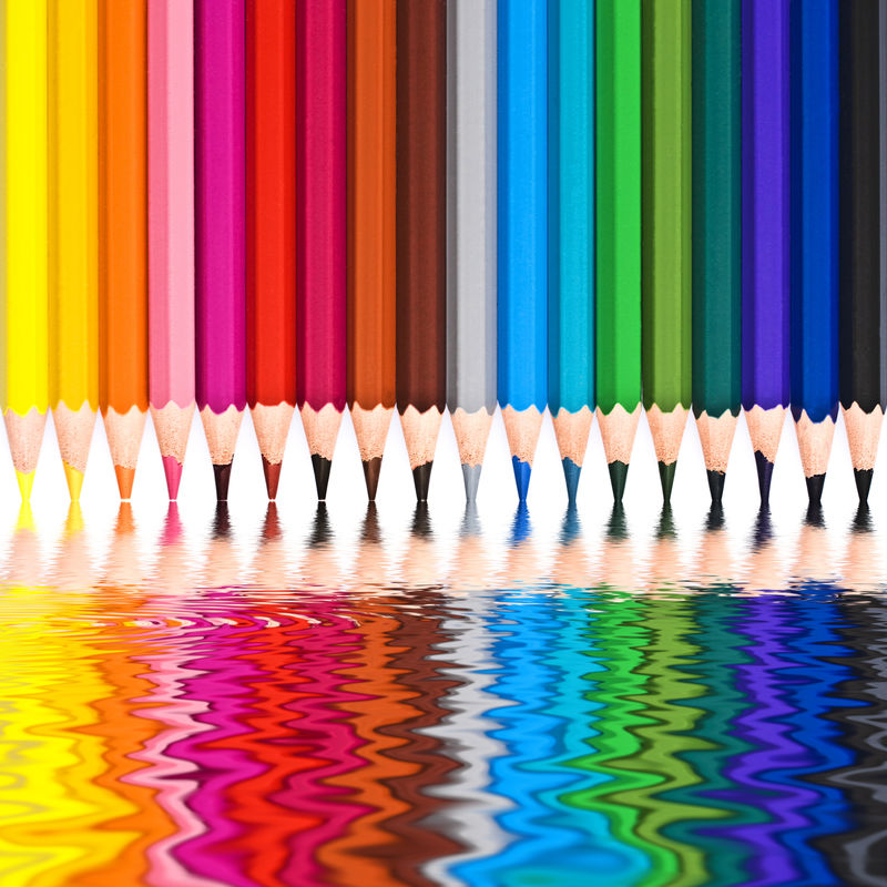 彩色铅笔水中的反射