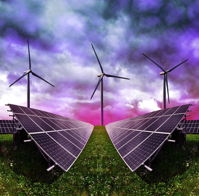 太阳能电池板带风力涡轮机抵御风暴云清洁能源