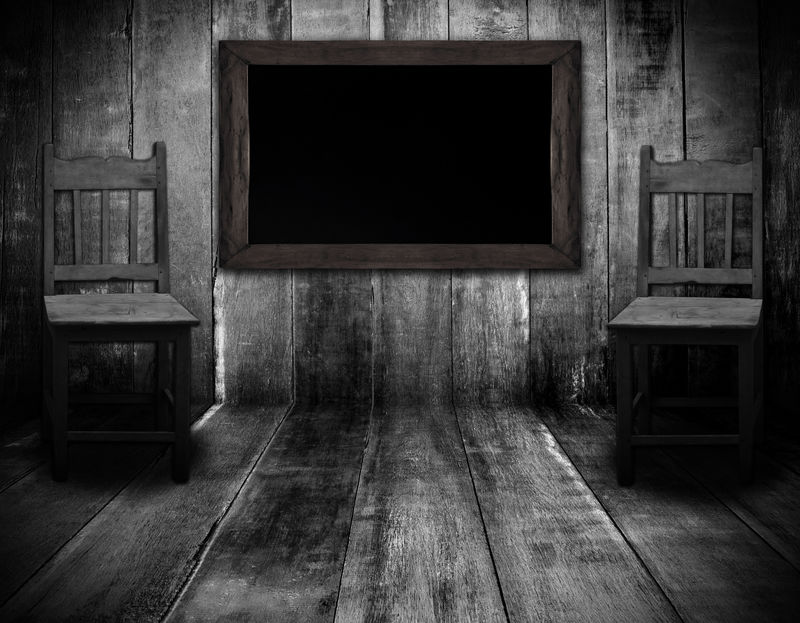灰色木墙室内板凳
