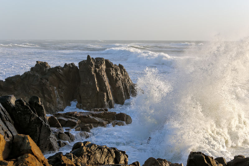 日落时的海风暴-巨浪撞击悬崖