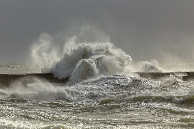 阳光风暴中的大浪-葡萄牙北部海岸