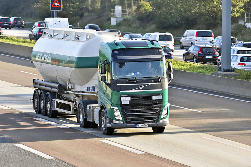 德国法兰克福——9月24日：2015年9月24日-德国法兰克福公路上的石油卡车