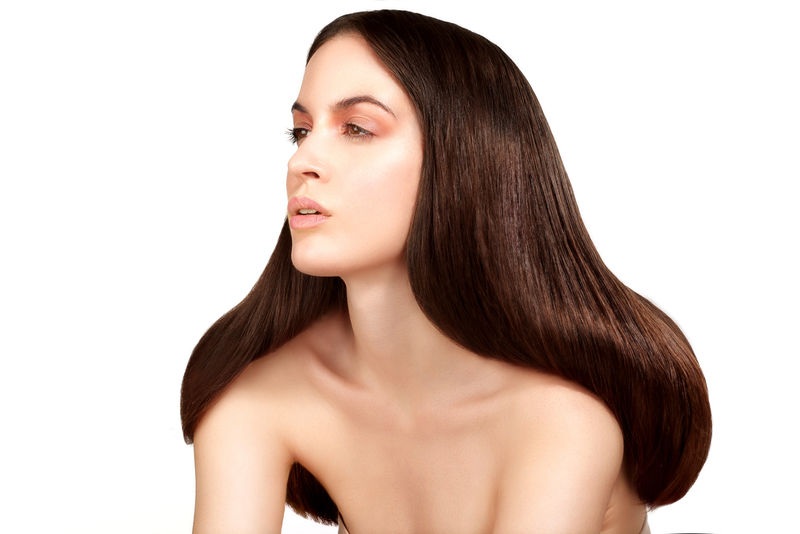美容模特展现完美的肌肤和健康的棕色长发