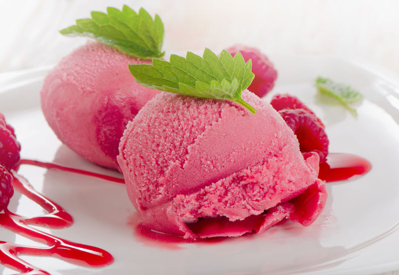 新鲜薄荷树莓冰糕选择性聚焦