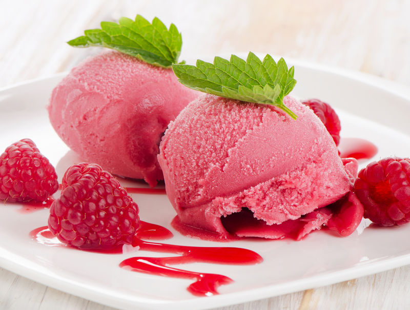 新鲜薄荷树莓冰糕选择性聚焦