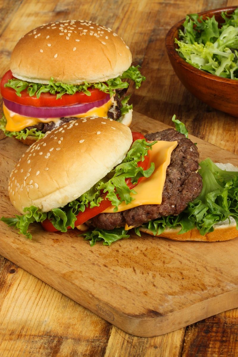 芝麻面包配生菜番茄奶酪和牛肉馅饼的开放式汉堡选择性聚焦