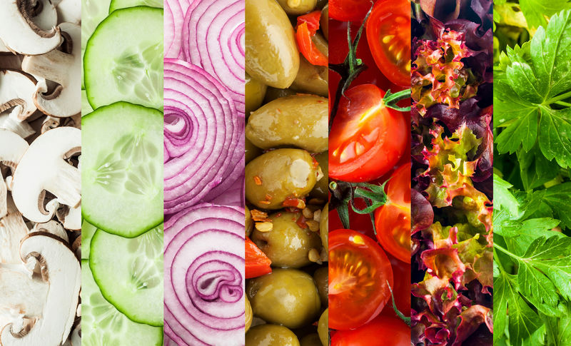 背景：新鲜蔬菜切丁拼贴健康素食蘑菇黄瓜橄榄番茄裙边生菜和欧芹平行排列