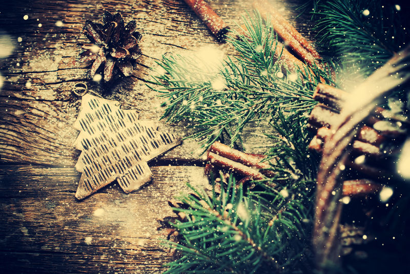 老式圣诞金属冷杉树玩具-松果-肉桂-木桌上的针叶树树枝-乡村风格-俯视图-白雪