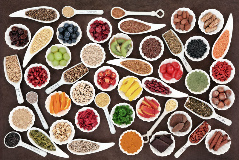 大型超级食品系列大型健康和超级食品收藏在Lokta纸背景的瓷盘中富含矿物质维生素和抗氧化剂