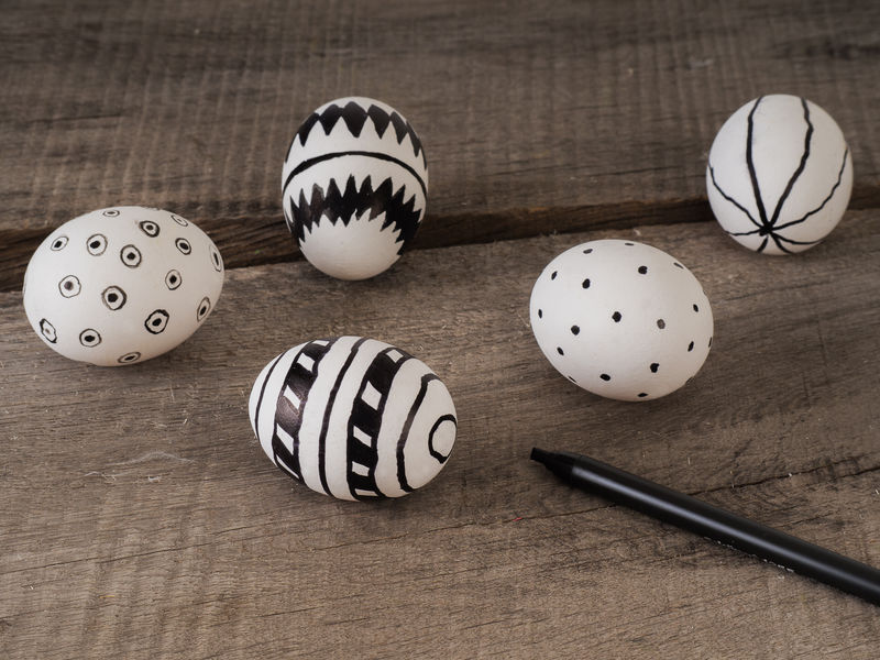 一些用黑色钢笔在木桌上手工画的复活节彩蛋