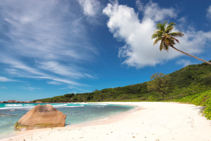 美丽的海滩白色的沙滩绿松石色的海水塞舌尔热带海滩