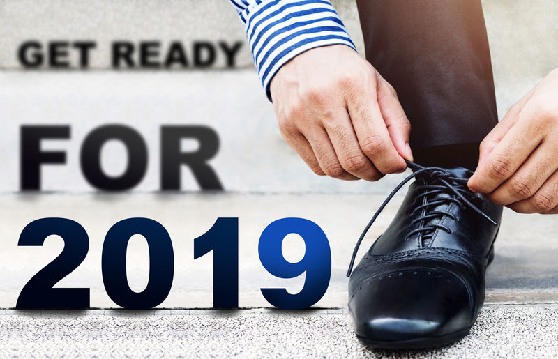 2019年概念-商人在室外楼梯上系鞋带-准备迎接新挑战-下部