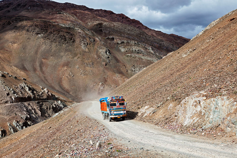 印度喜马拉雅山脉的Manali Leh路带卡车