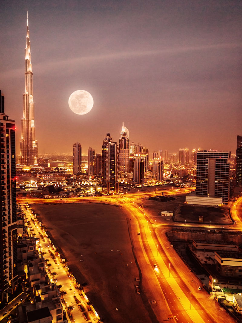 月光下的迪拜阿联酋满月迪拜市中心的夜景现代建筑中东夜晚照亮的城市豪华度假