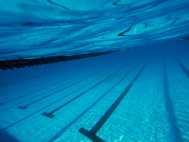 水下游泳池-水面和底部有波纹
