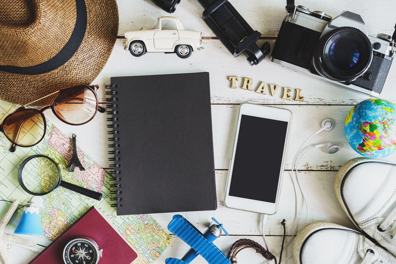 带黑色笔记本和copyspa的旅行配件和物品