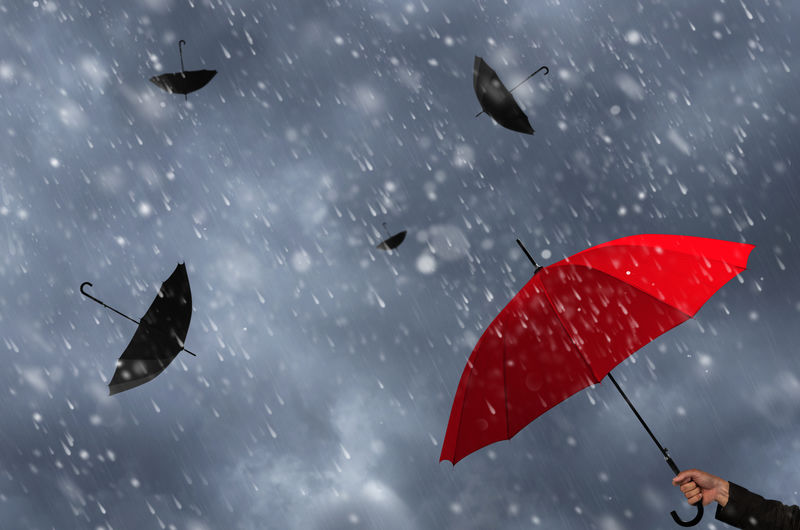 风暴中的红色雨伞