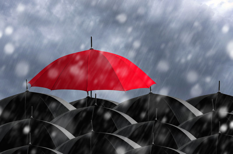 风暴中的红色雨伞