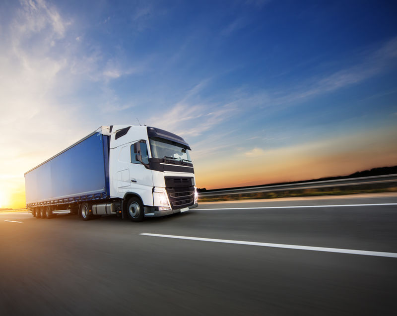 在美丽的夕阳下-欧洲卡车在高速公路上载货-公路运输和货物运输