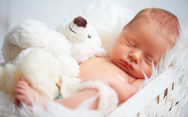 可爱的新生儿睡玩具泰迪熊