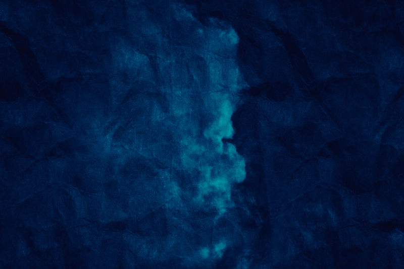 抽象的蓝色粉末飞溅背景-黑色背景上的彩色粉末爆炸-彩云五颜六色的灰尘爆炸-油漆涂料