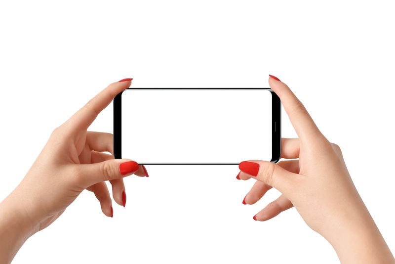 独立的手拿着现代智能手机和空屏幕女性手拿现代手机独立屏幕模拟圆形边缘的现代黑色手机