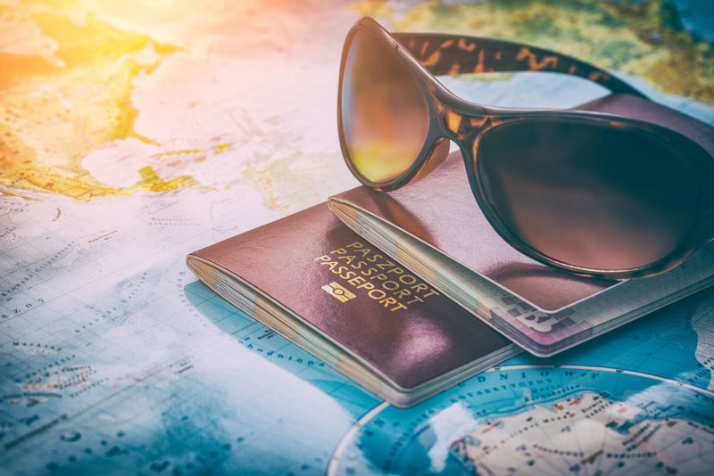 太阳镜-护照和地图-特写镜头-为旅行概念做准备