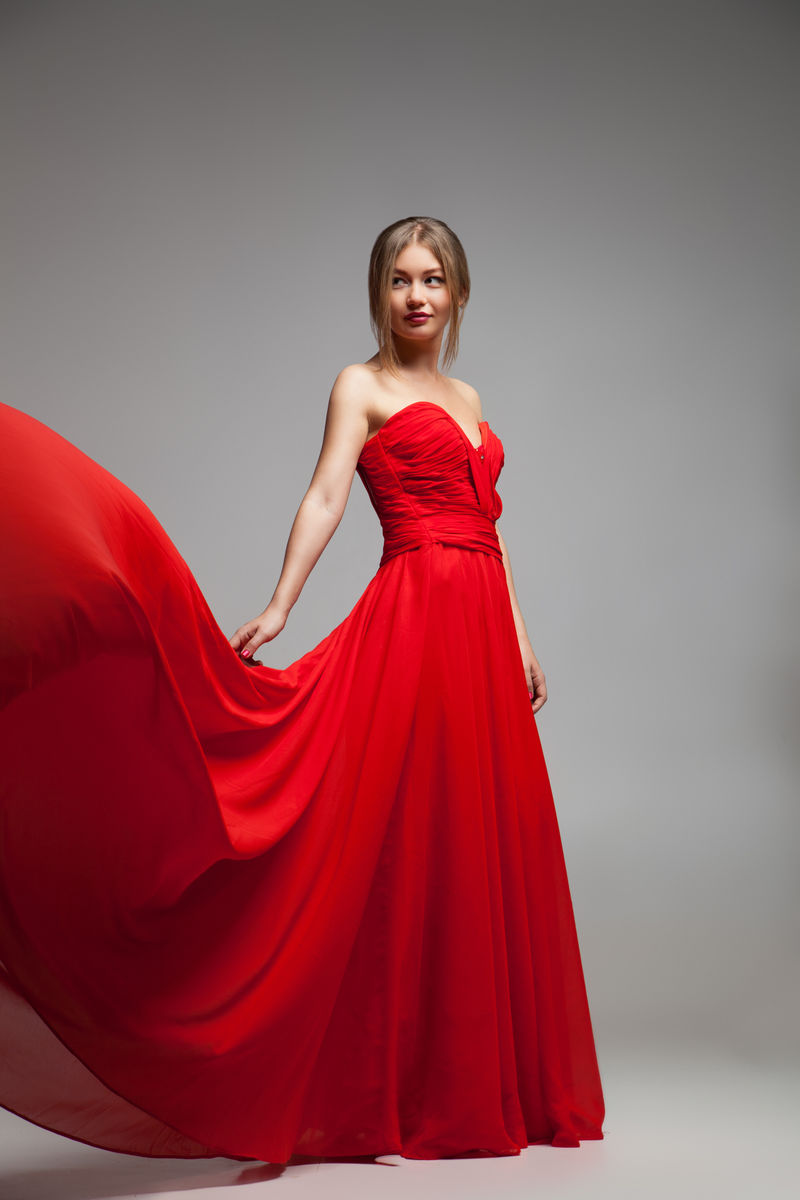穿着红色连衣裙的漂亮模特