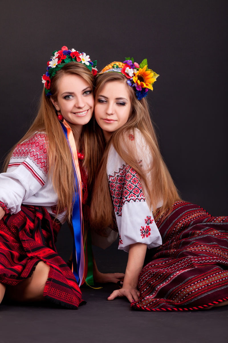 穿着乌克兰服装的年轻妇女