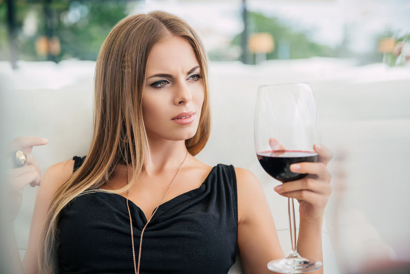女人在餐馆里喝红酒