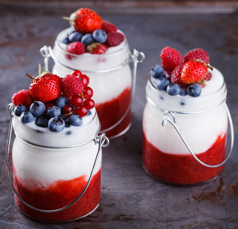 自制酸奶新鲜浆果玻璃容器中的浆果泥健康饮食选择性聚焦